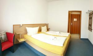 Postel nebo postele na pokoji v ubytování Garni Hotel Adler Post
