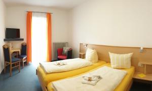 Postel nebo postele na pokoji v ubytování Garni Hotel Adler Post