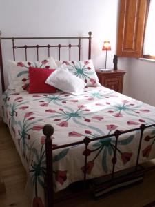 um quarto com uma cama com um edredão floral em Riverside House em Dornes