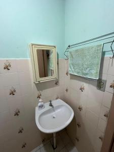 ein Badezimmer mit Waschbecken und Spiegel in der Unterkunft Casa de Campo, Pet friendly em Campo Alegre-SC in Campo Alegre + 21 Fotos