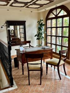 a desk and chair in a room with a mirror at As Tapias Apartamentos in Tapia de Casariego