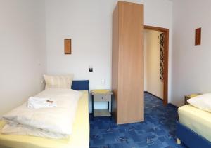 Postel nebo postele na pokoji v ubytování Garni Hotel Adler Post