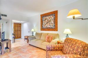 Χώρος καθιστικού στο Close to Golf Mtn-View Townhome in Green Valley