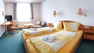 Postel nebo postele na pokoji v ubytování Garni Hotel Adler Post