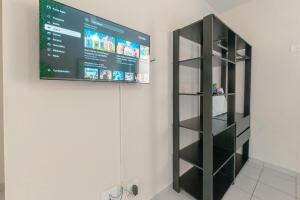 Μια τηλεόραση ή/και κέντρο ψυχαγωγίας στο Apartamento Simples Aconchegante e Bem Equipado