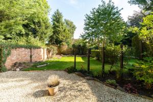 un jardin avec un chemin en pierre et une cour dans l'établissement RUBY Delightful Suite Moseley Mews, Birmingham By STAE-Homes, à Birmingham