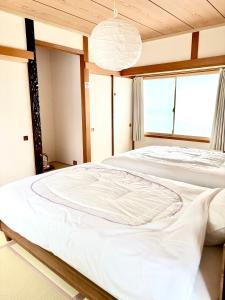 Postel nebo postele na pokoji v ubytování Koyasan Guest House Tommy