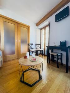 salon ze stołem i biurkiem w obiekcie Apartamentos Casa de La Inmaculada w Santiago de Compostela