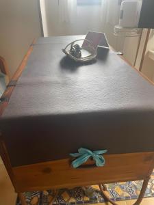 una cama con un arco azul en la parte superior en Hosteria Las Fuentes, en Rubayo