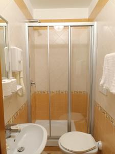 Bilik mandi di Albergo Marechiaro