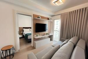 una sala de estar con un sofá y una cama en Viva essa experiência! Jh Palhano, en Londrina