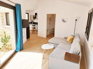 una sala de estar con un sofá y una mesa en Casa Rural Terradets, en Tremp