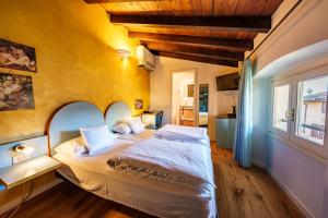 Posteľ alebo postele v izbe v ubytovaní Hotel San Filis + 37 fotografií