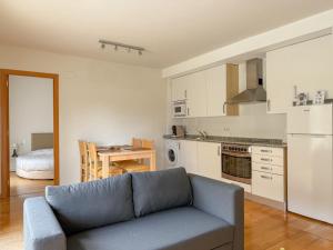 a living room with a couch and a kitchen at Clauhomes Suite de Mozart in Tarragona