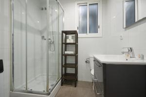 ein Badezimmer mit Dusche und Waschbecken in der Unterkunft Park Guell in Barcelona + 20 Fotos