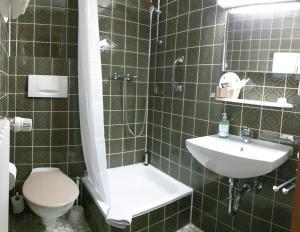 Koupelna v ubytování Garni Hotel Adler Post
