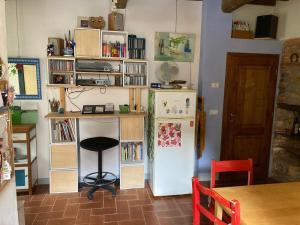 a kitchen with a desk and a refrigerator at Appartamento carino in Pescia