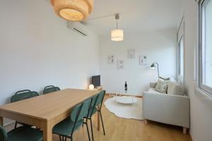 ein Esszimmer mit einem Holztisch und Stühlen in der Unterkunft Park Guell in Barcelona