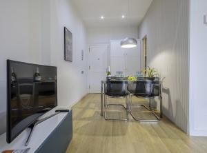 Televízia a/alebo spoločenská miestnosť v ubytovaní BarcelonaForRent The Gaudi Suites