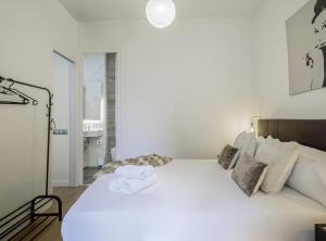 Posteľ alebo postele v izbe v ubytovaní BarcelonaForRent The Gaudi Suites
