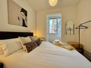 Posteľ alebo postele v izbe v ubytovaní BarcelonaForRent The Gaudi Suites