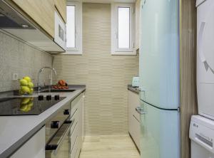 Kuchyňa alebo kuchynka v ubytovaní BarcelonaForRent The Gaudi Suites