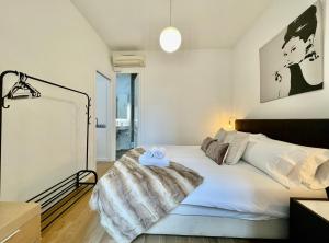 Posteľ alebo postele v izbe v ubytovaní BarcelonaForRent The Gaudi Suites