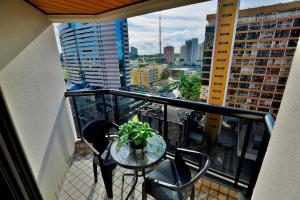 un balcone con tavolo e sedie e vista sulla città di BSB STAY Flats Particulares - Metropolitan SHN a Brasilia