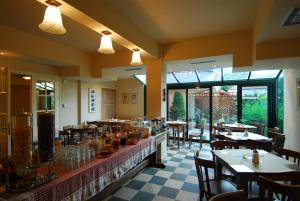a restaurant with tables and chairs in a room at Hotel Papanastasiou in Elati