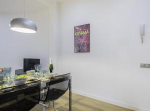 Televízia a/alebo spoločenská miestnosť v ubytovaní BarcelonaForRent The Gaudi Suites