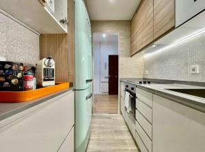 Kuchyňa alebo kuchynka v ubytovaní BarcelonaForRent The Gaudi Suites