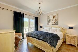 ein Schlafzimmer mit großem Bett und Fenster in der Unterkunft Villa Mariposa in La Cala de Mijas + 29 Fotos