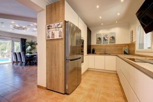 eine große Küche mit einem Kühlschrank aus Edelstahl in der Unterkunft Villa Mariposa in La Cala de Mijas