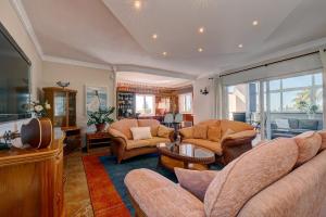 ein Wohnzimmer mit Sofa und Fernseher in der Unterkunft Villa Mariposa in La Cala de Mijas