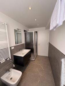 ein Badezimmer mit Waschbecken, Toilette und Waschbecken in der Unterkunft Civico25 in Levanto + 15 Fotos