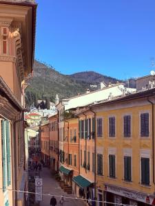 Eine Stadtstraße mit Gebäuden und einem Berg im Hintergrund in der Unterkunft Civico25 in Levanto