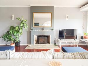 un salon avec un canapé et une cheminée dans l'établissement Quinta de Lagos, à Lagos