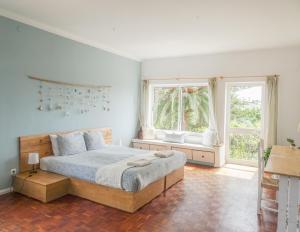 une chambre avec un grand lit et deux fenêtres dans l'établissement Quinta de Lagos, à Lagos 119 autres photos