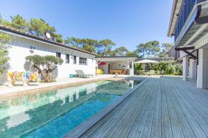basen na podwórku domu w obiekcie VILLA DU PHARE au CAP FERRET w mieście Cap-Ferret