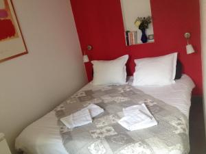 a bedroom with a bed with two pillows on it at Villa Schiller, 2 studios côté jardin - quartier Orangerie in Strasbourg