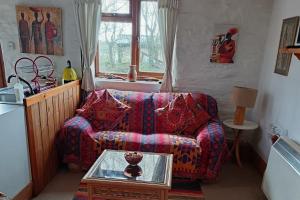 ein Wohnzimmer mit Sofa und Tisch in der Unterkunft Inviting 2-Bed Cottage in Newcastle Emlyn in Newcastle Emlyn