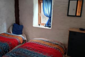 ein Zimmer mit zwei Betten und einem Fenster in der Unterkunft Inviting 2-Bed Cottage in Newcastle Emlyn in Newcastle Emlyn