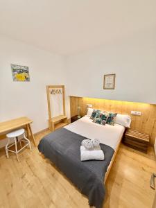 a bedroom with a large bed with towels on it at Apartamento Vive Zaragoza in Zaragoza