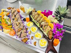 un vassoio di alimenti con pesce, uova e verdure di BAGEECHAA STAY a Dharavandhoo