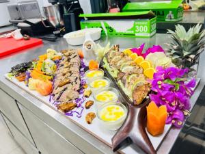 un buffet con molti tipi diversi di cibo su un bancone di BAGEECHAA STAY a Dharavandhoo