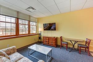 TV a/nebo společenská místnost v ubytování 1 Mi to Allegheny River New Kensington Studio!