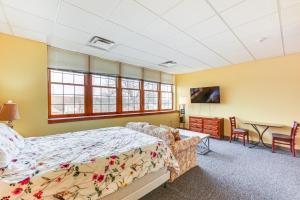 TV a/nebo společenská místnost v ubytování 1 Mi to Allegheny River New Kensington Studio!