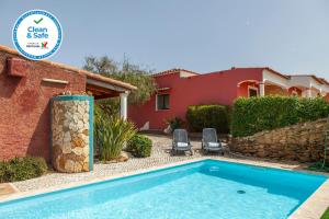 una villa con piscina y una casa en Monte Holiday House, en Luz