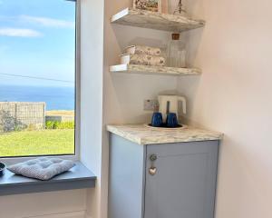 una piccola cucina con finestra e bancone di Ocean View Guestrooms a Doolin