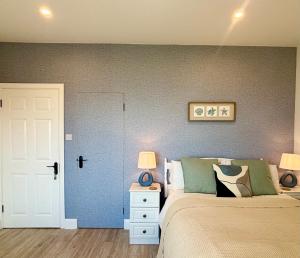 Letto o letti in una camera di Ocean View Guestrooms